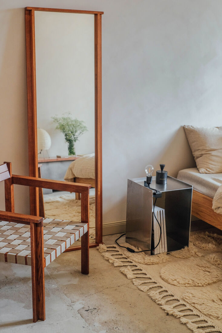 a mix of materials—concrete, thick textiles, stainless steel, and wood—keep 18