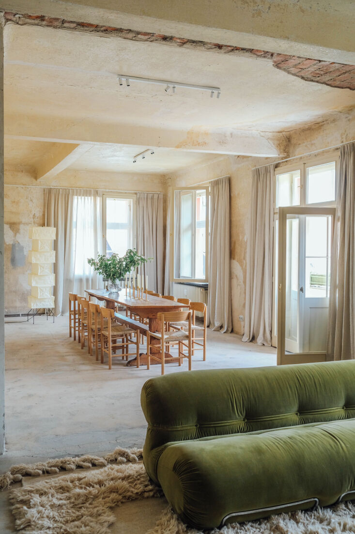 into the dining room—and note the glimpse of original brickwork in the ceilin 23