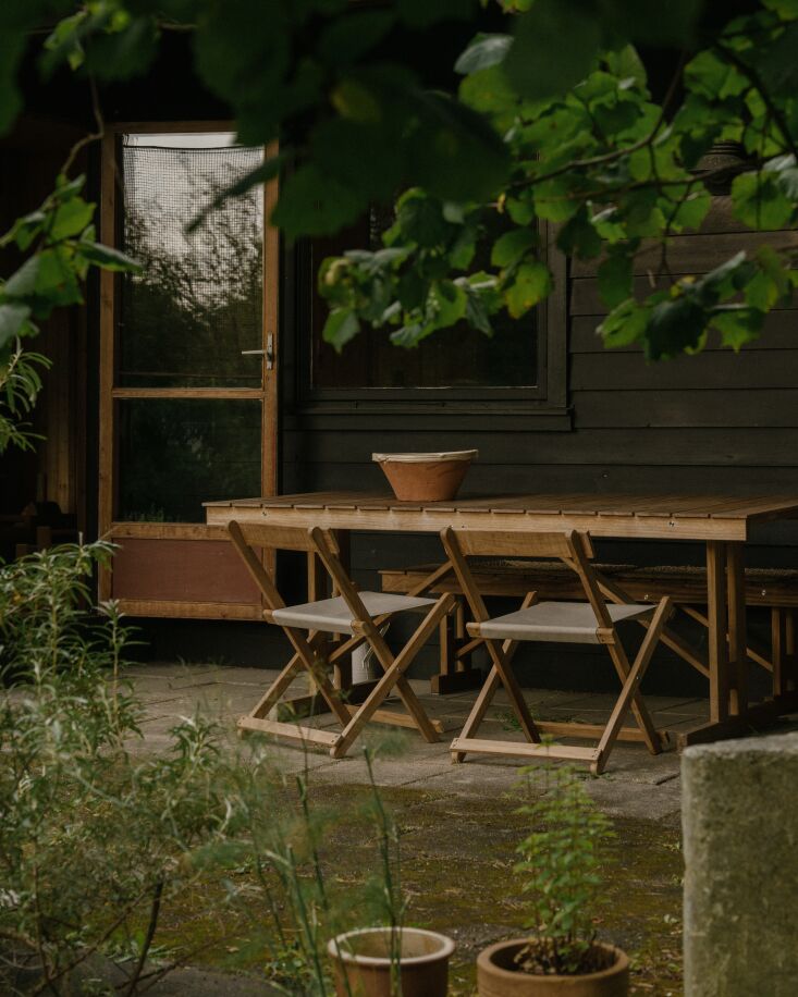 the teak outdoor dining table and chairs are the børge mogensen dining set for 29
