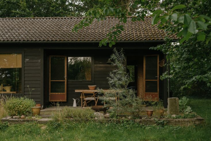 the hallmark of danish summerhouses is a low visual impact. here, dark stained 30