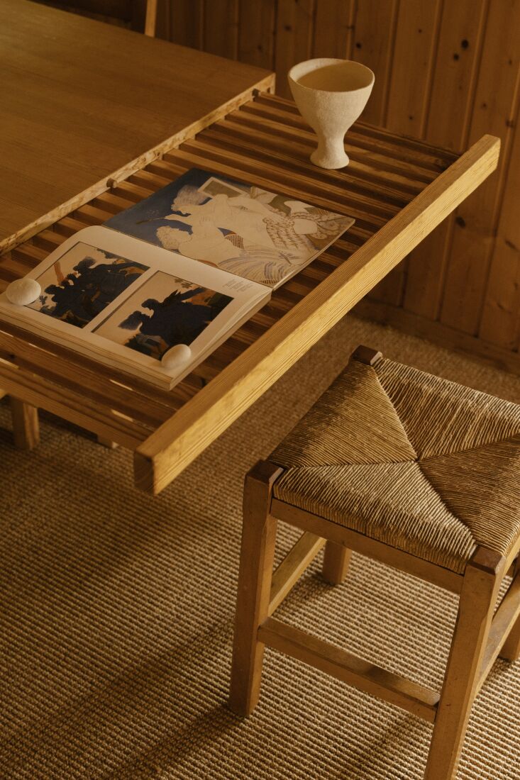 the vintage dining table extends with a a slatted top at either end. 24