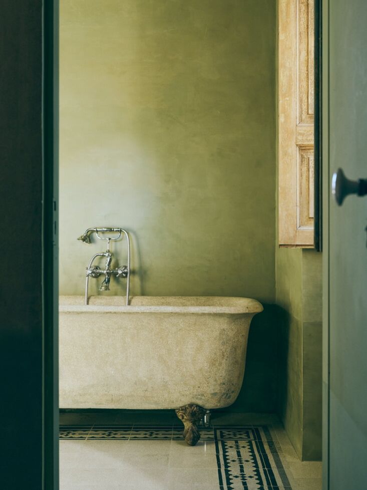 a preserved terrazzo tub original to the villa. 26