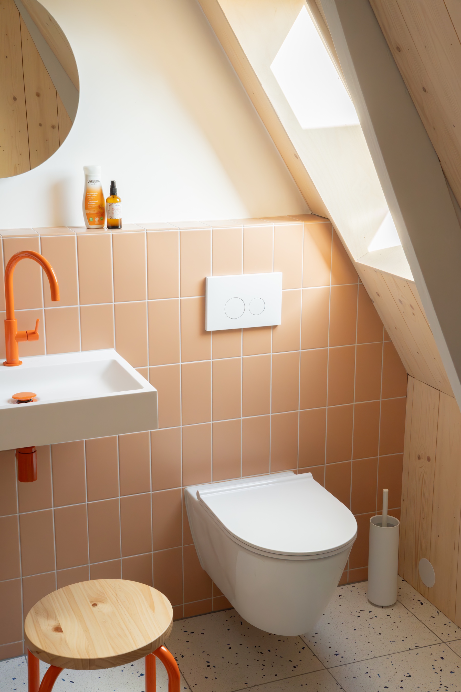 the bathroom&#8\2\17;s peach colored subway tiles are vertically arrayed to 29
