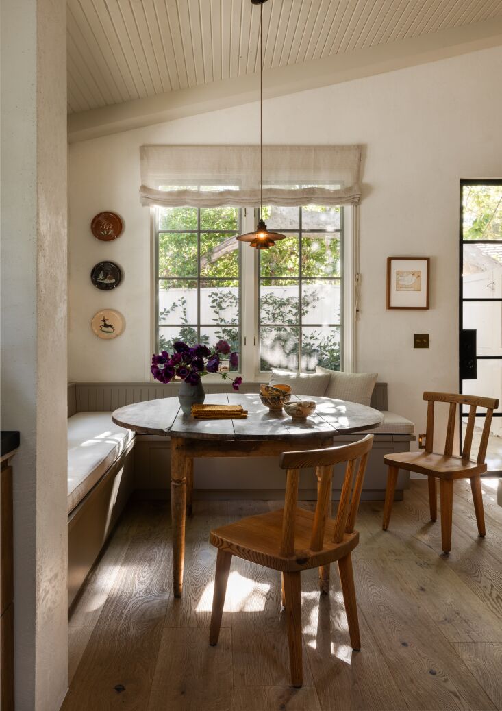 bernatz designed a banquette to anchor the far end of the kitchen. &#8\2\20 18