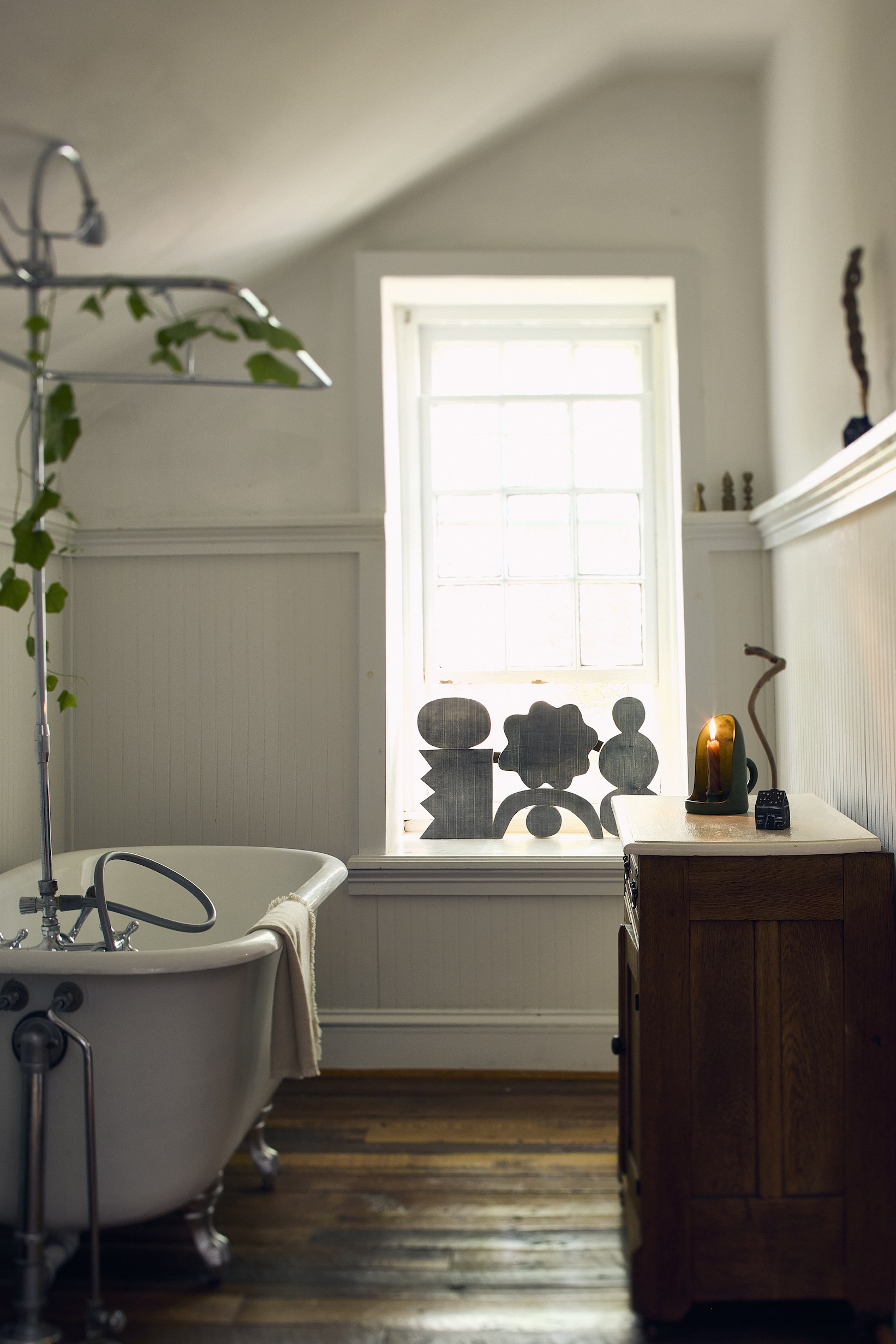the bathroom came with its claw footed tub. photograph by dane tashima, styled 29