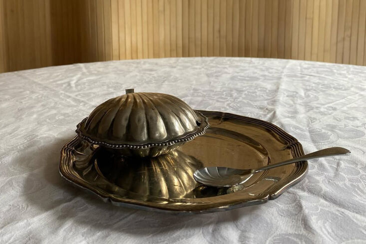 a clam shaped sugar bowl, english spoon, and tray at treasure studio cph. 21