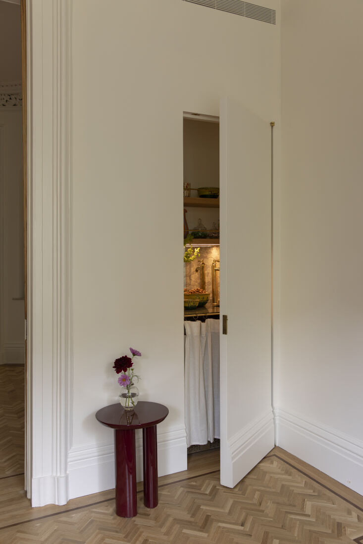 what was once a utility closet is now a handy hidden bar. \2\20;where we 25