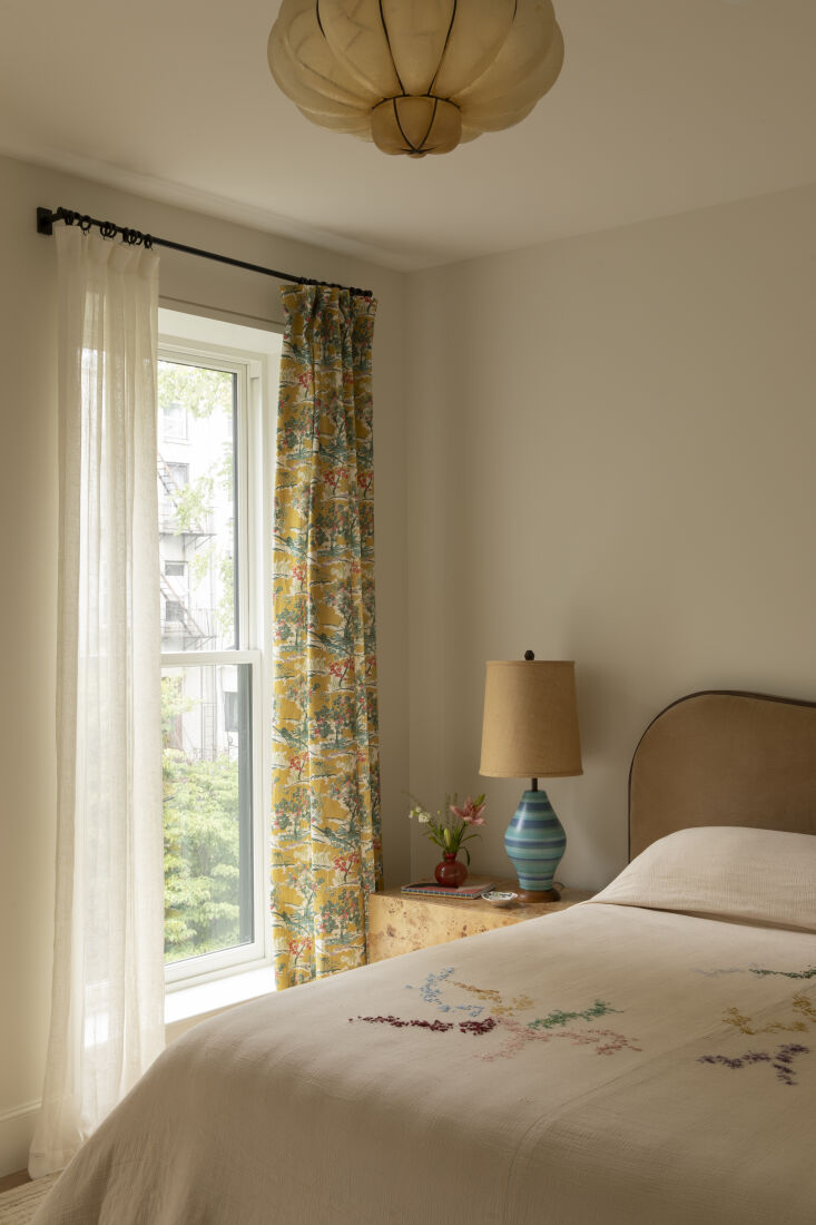 for the primary bedroom, lauren kept it as calming as possible. \2\20;i  26