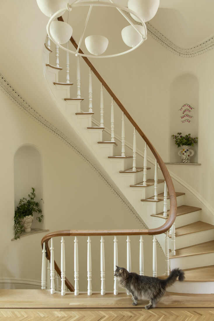 a dramatic original staircase leads to the parlor floor. 20