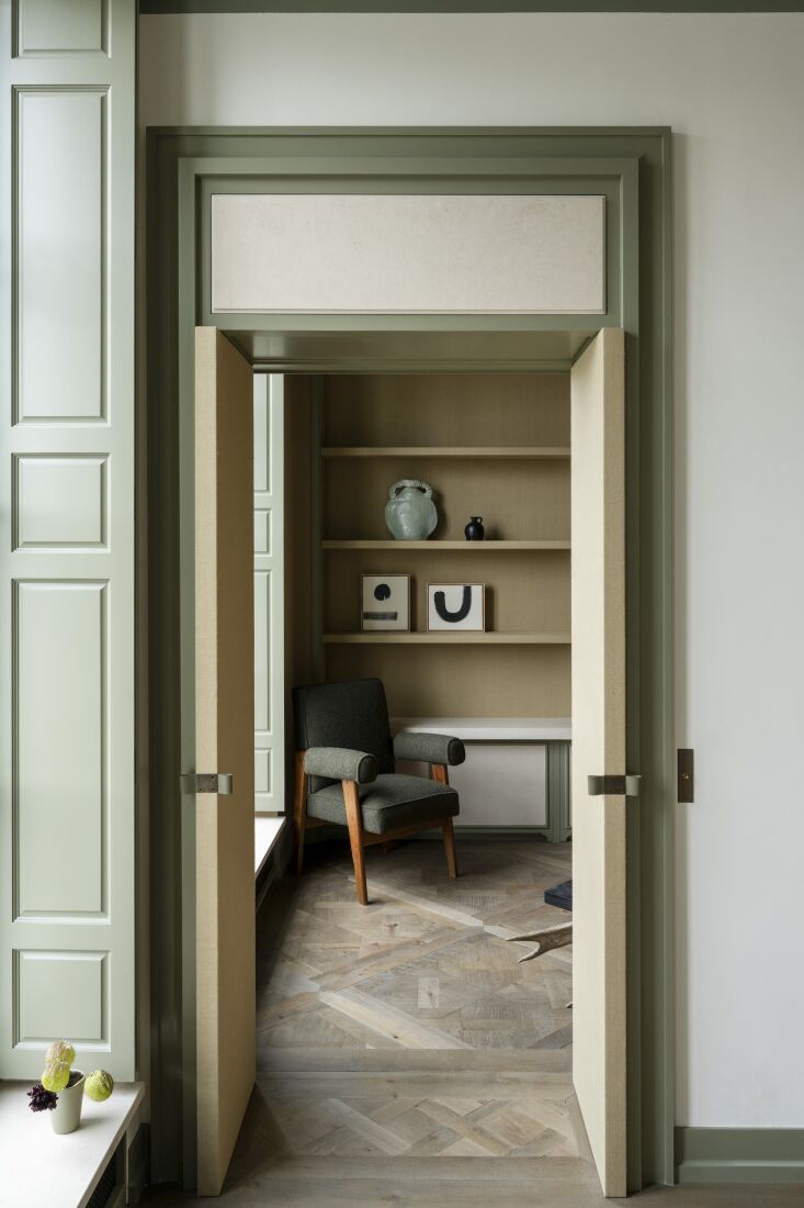 a sitting room designed with a single pierre jeanneret advocate chair. 28