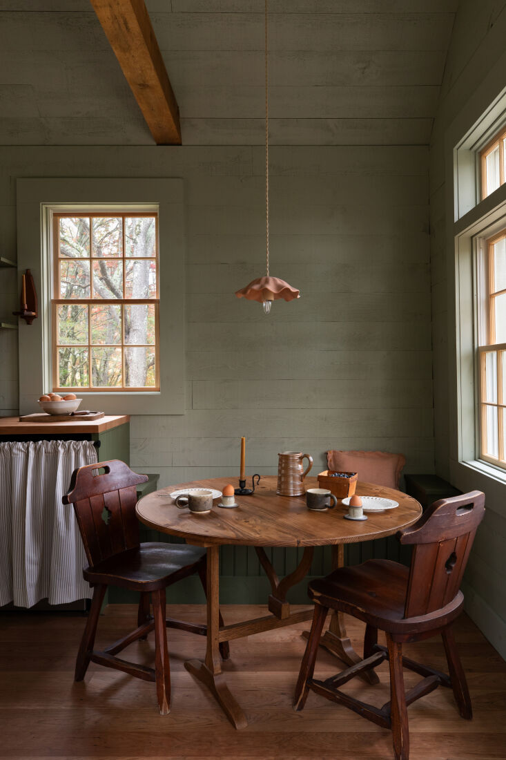 \2\20;the restaurant antiques come mostly from france,\2\2\1; eli 20