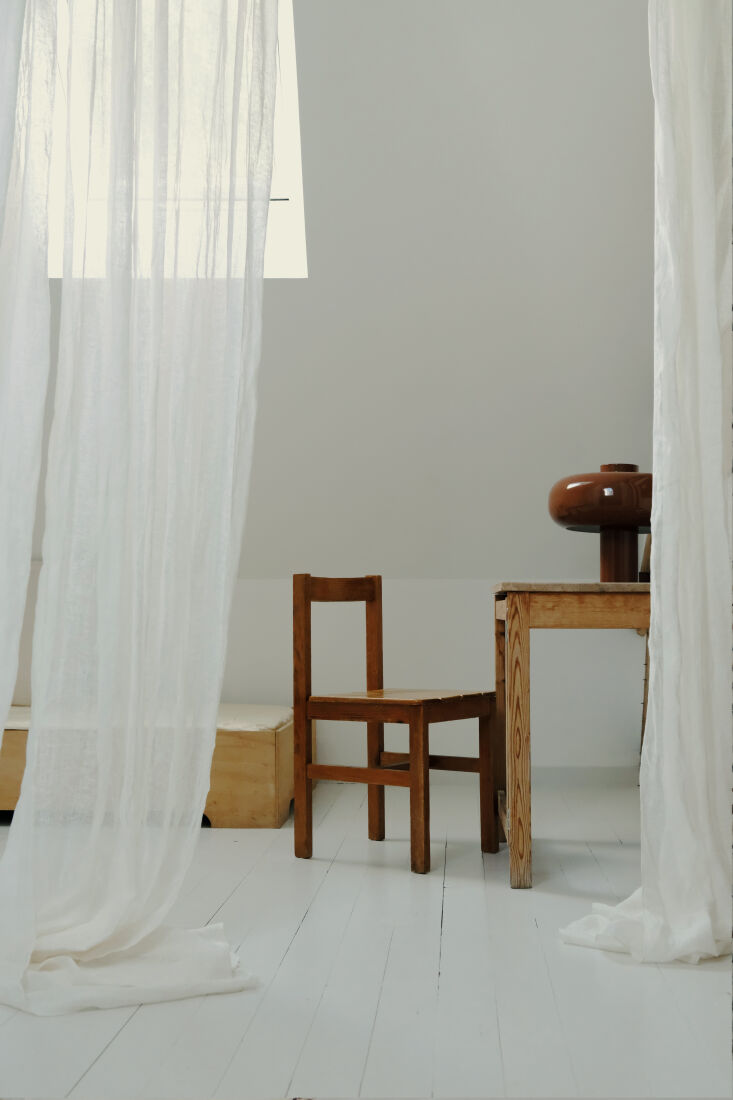 the half bedroom: a simple curtain artfully transforms the first floor landing, 24