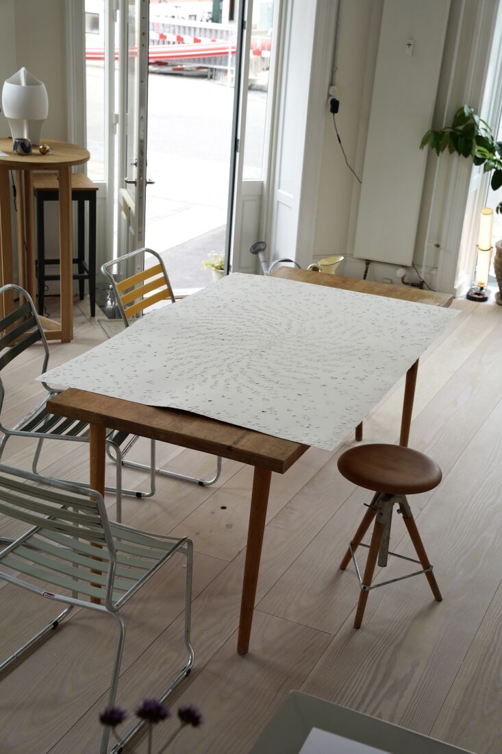 bonde\2\17;s practice consists of transforming flat cotton paper with aq 19