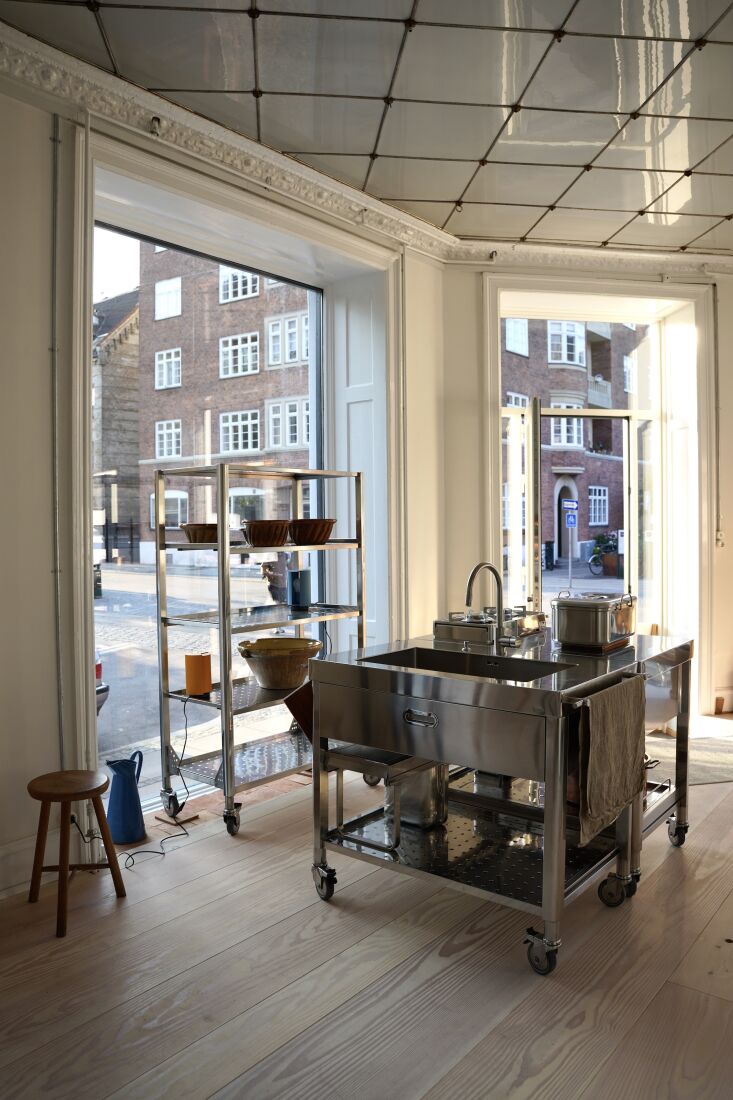 an alpes inox rolling cart/shelf and two worktables—a washing and cooking com 25