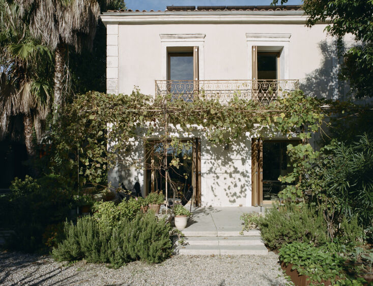 outside, the existing pergola was preserved. 17