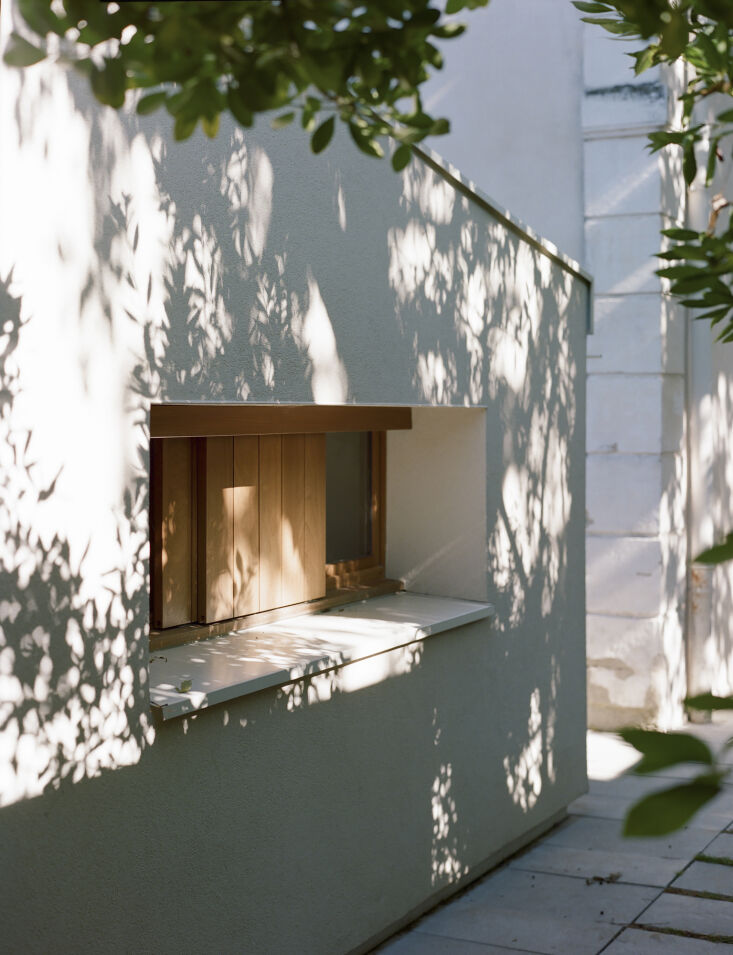 modern sliding wood panel windows are integrated on the exterior. 27