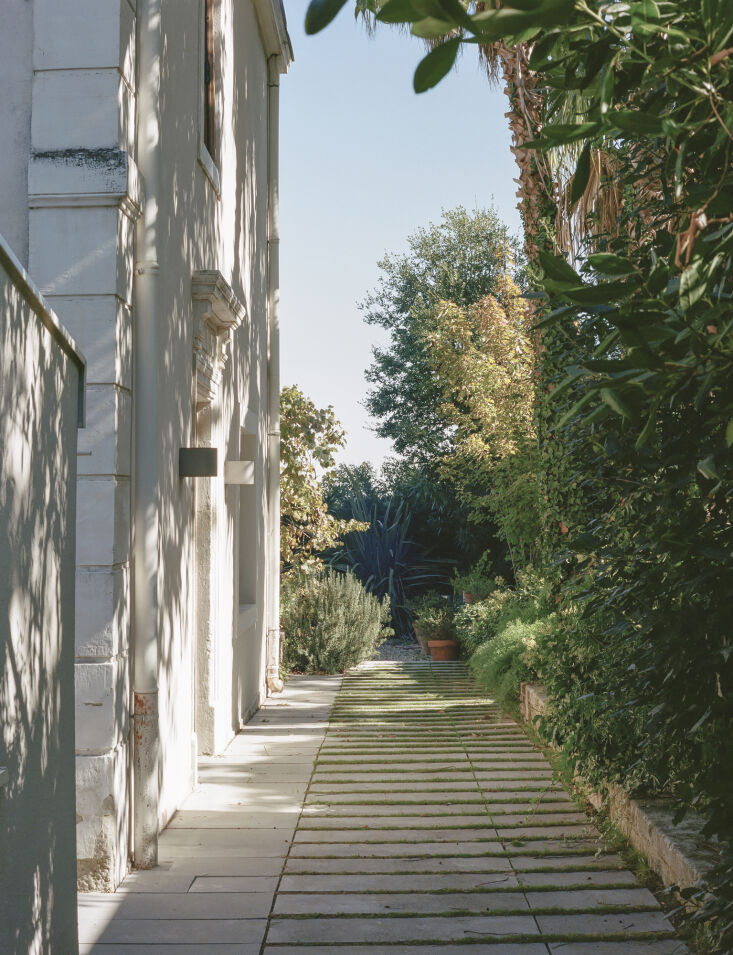 a view of the side yard leading into the exterior and outbuilding. 28