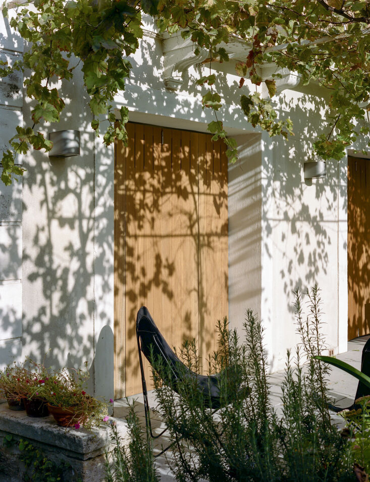 a detail of new wooden doors under the pergola. 30