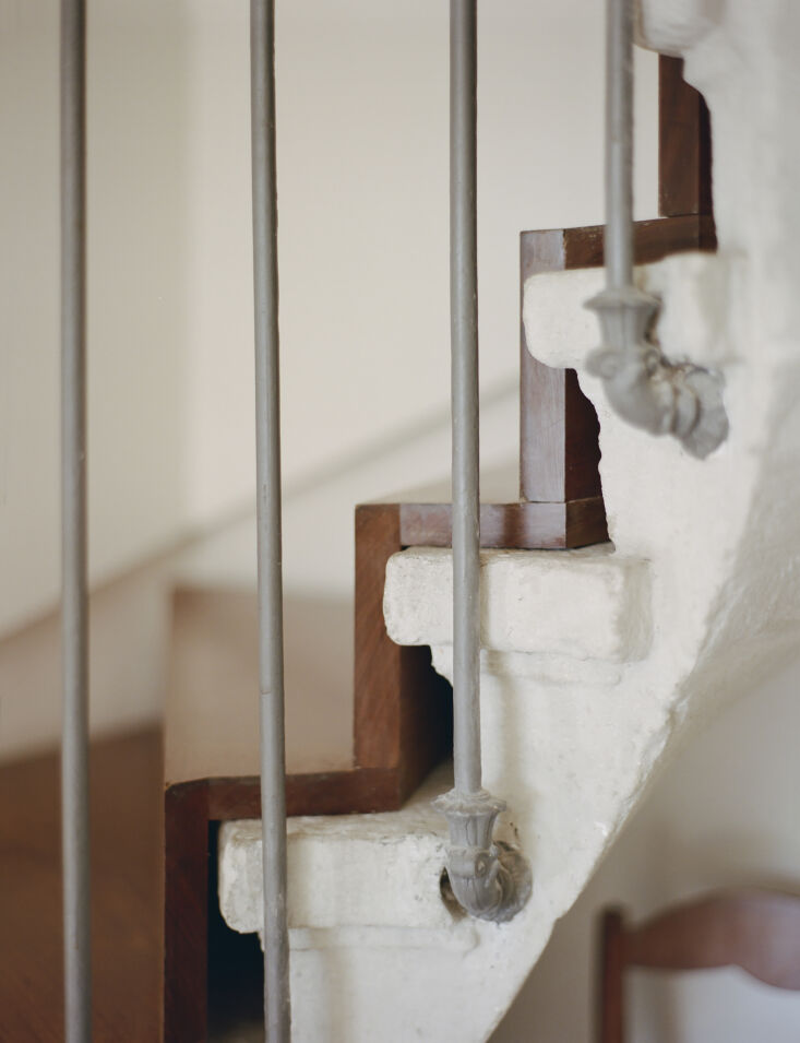 detail of the wooden \2\20;carpet\2\2\1; on the stone staircase. 20