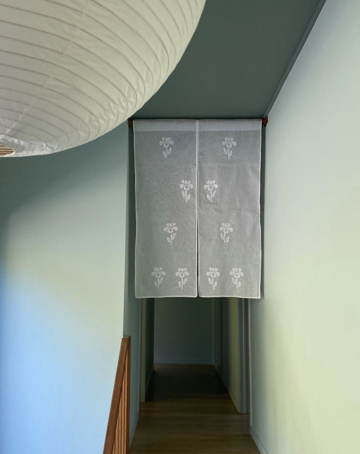 designer katie lockhart sourced this handmade noren from tokyo. \2\20;i 18
