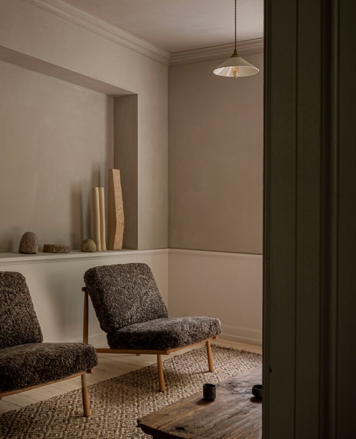 a pair of domus armchairs with brown sheepkin. 34