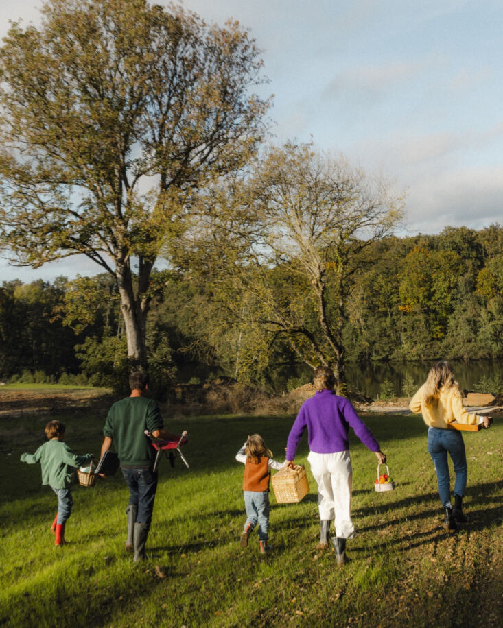 hotel guests bringing a picnic down to the lake. 31