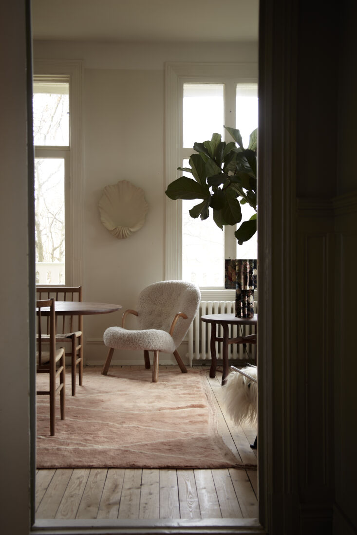 the porta romana scallop shell wall light is mounted above the dagmar clam chai 25