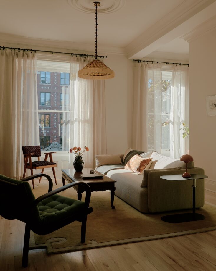 the duplex isn\2\17;t large, but oversized windows and high ceilings mak 17