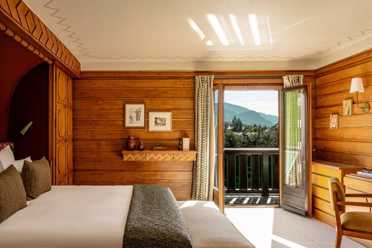 beds are tucked into alcoves for a snug feel, ideal after a day on the slopes. 22