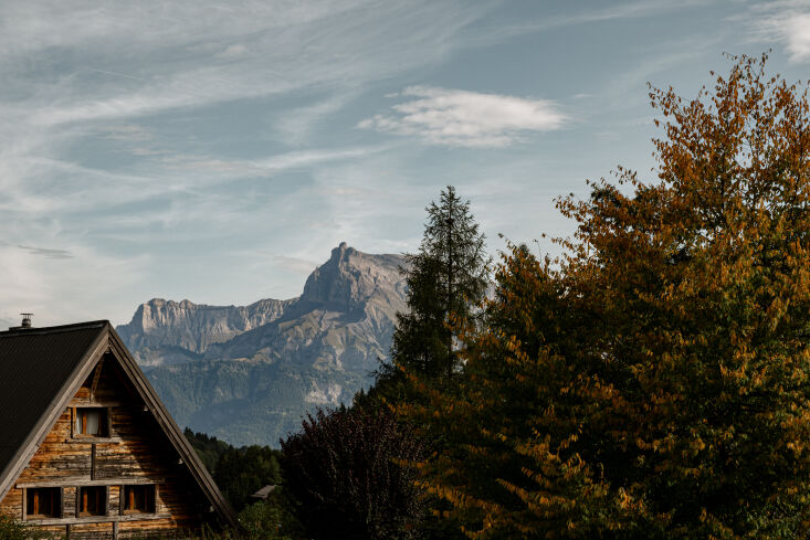 with his series of megève homes, le même created the archetypal alpine chalet 17