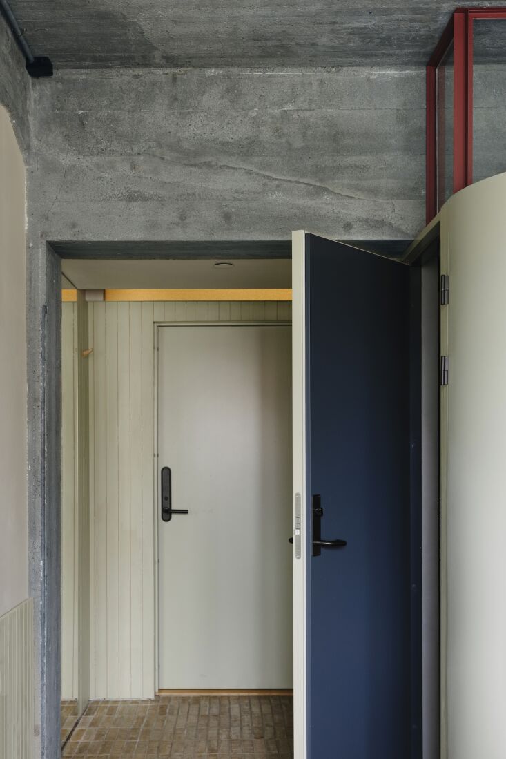 corridors are intentionally kept \2\20;in the dark,\2\2\1; with l 24