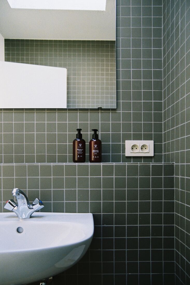 the bathrooms are lined in tactile unglazed tiles from winkelmans of northern f 27