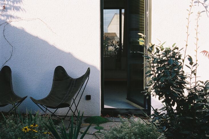 the two apartments are located in a just built top floor addition over the caf 22