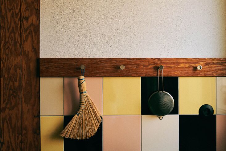 a closer look at the rail: the round metal knobs were sourced by the carpenter. 22