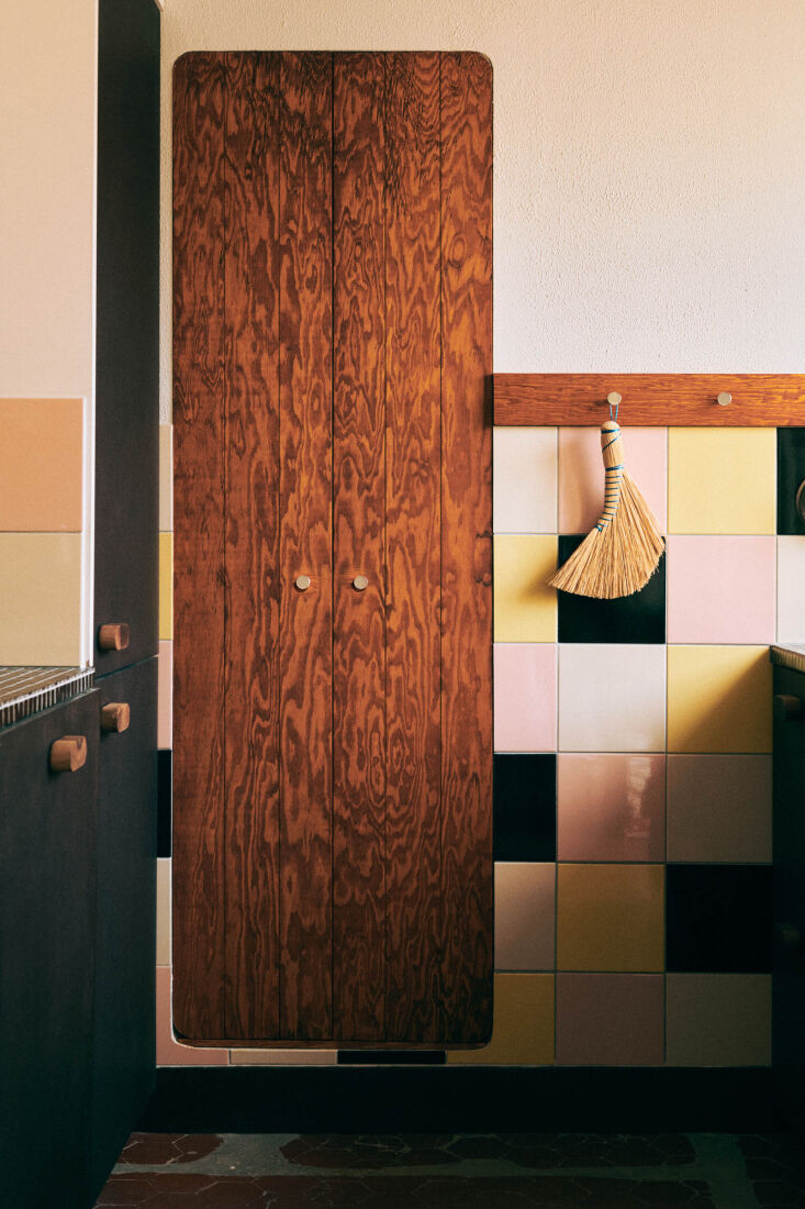 a trim inspired by shaker peg rails \2\20;visually frames the tiled area 21