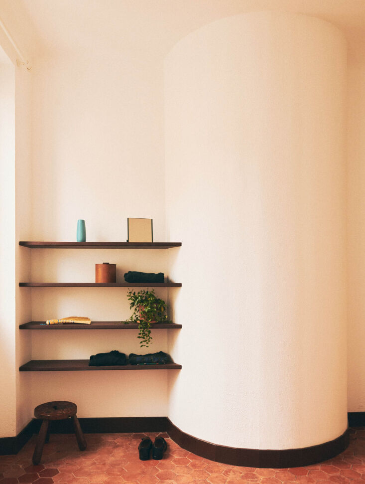 a niche put to use as bedroom shelves. 29