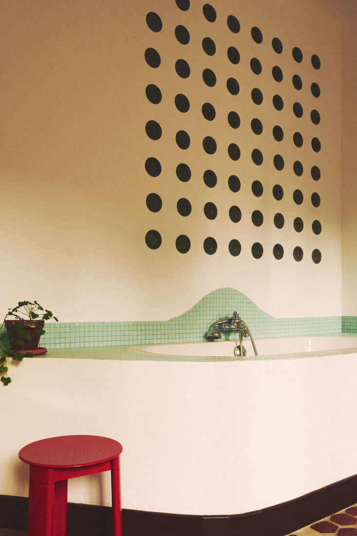 the attic\2\17;s main bedroom has a built in bathtub. this is the revers 28