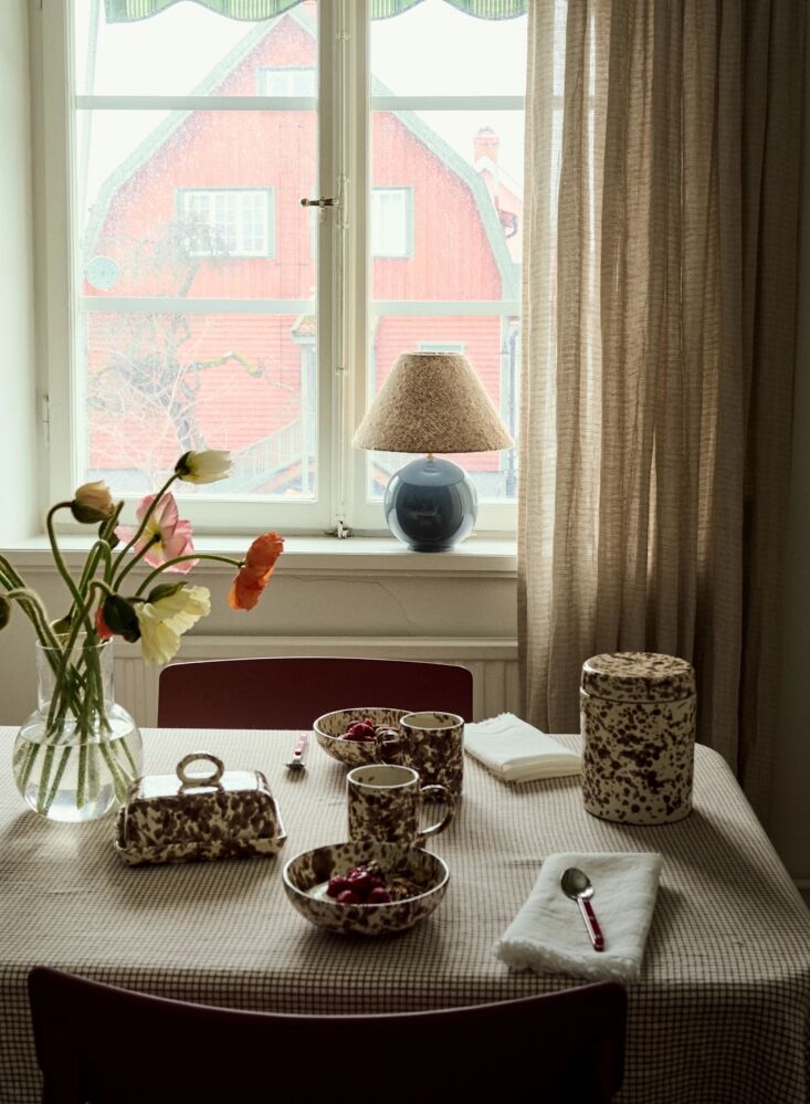 a view of the lampshade designed in mohair bouclé. shown is the lamp base tond 23
