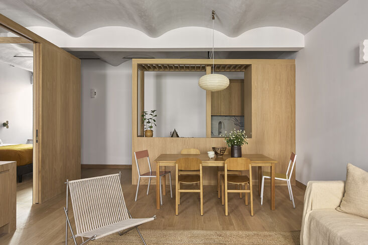 \2\20;the apartment is organized around three freestanding millwork volu 17