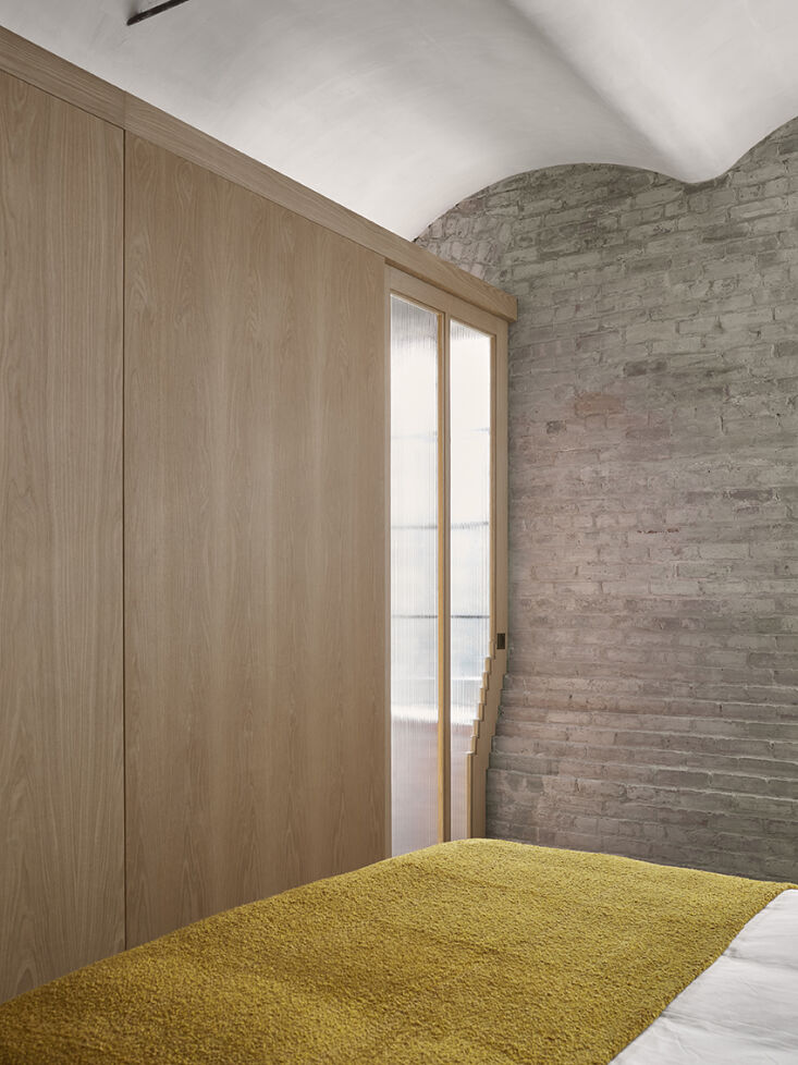 note there are now no floor to ceiling walls in the apartment. \2\20;to 24