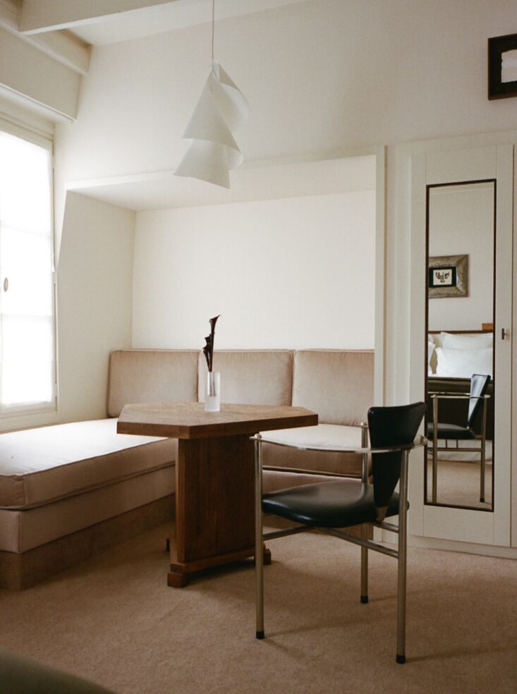 an ingo maurer willydilly pendant, a custom table from alexis mazin, and a sing 23