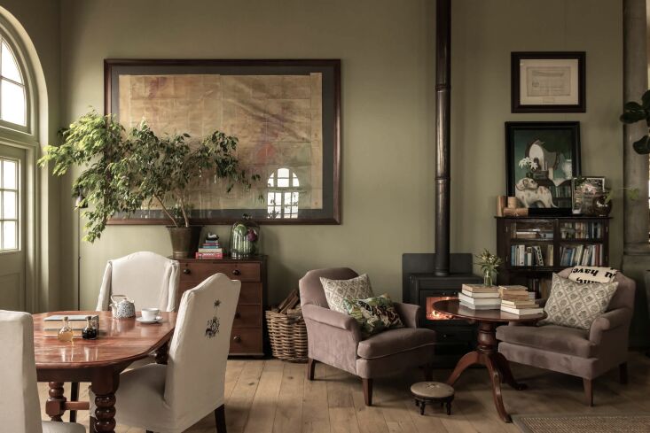 above: the dorp’s salon, with large windows commanding views of cape town and 17