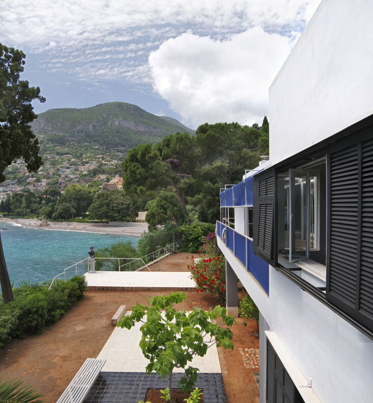 the entrance to e \10\27 is surprisingly discrete. eileen gray was born into ir 17