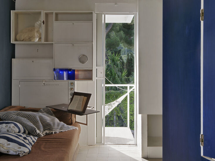 gray created an alcove that can be used for lounging or turn into a thoughtful  29