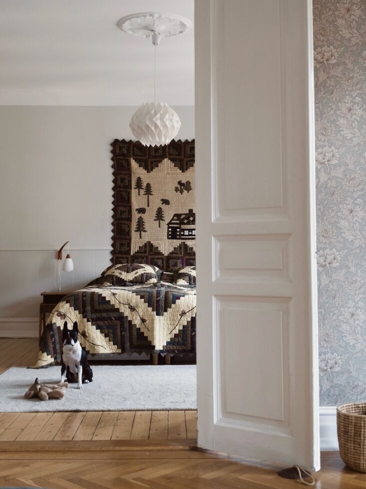 the star attractions in elisabeth and dennis\2\17;s room are a pair of h 27