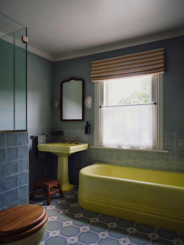 the groovy bathroom, thanks to a lemon yellow vintage sink and bath tub. (color 27
