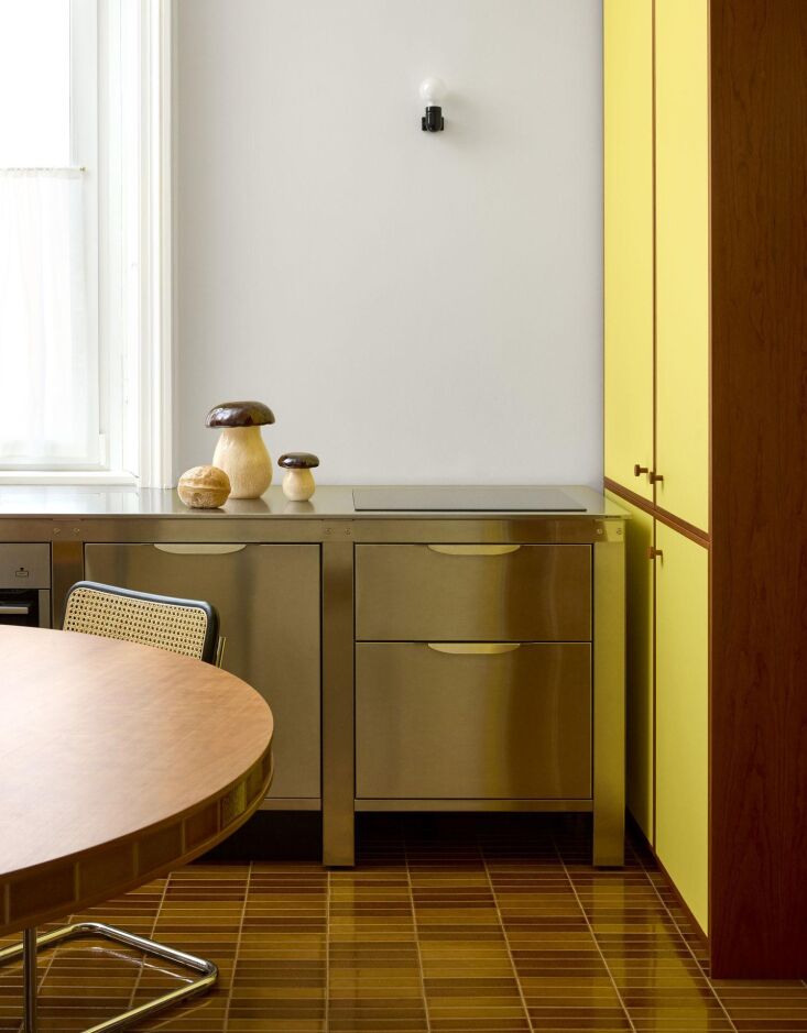at home, the designers integrated the stainless steel model of very simple: kit 19