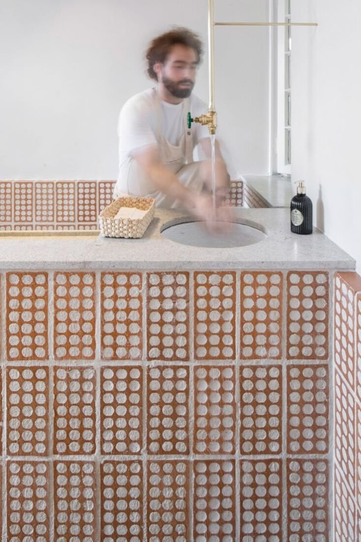 dezembro arquitetos of são paulo designed mintchi croissant, a bakery in their 17
