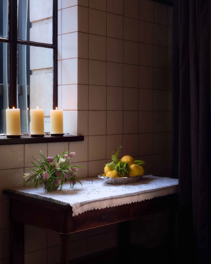 the pairing of dark wood, white lace, and natural cuttings maintains an overall 24