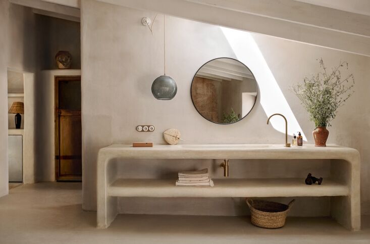 the room has a generous sink counter of microcement and a built in closet finis 29